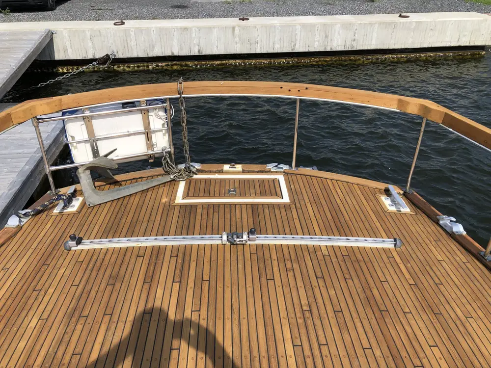 Nyrenoverat teakdäck i fören på en Nauticat 44