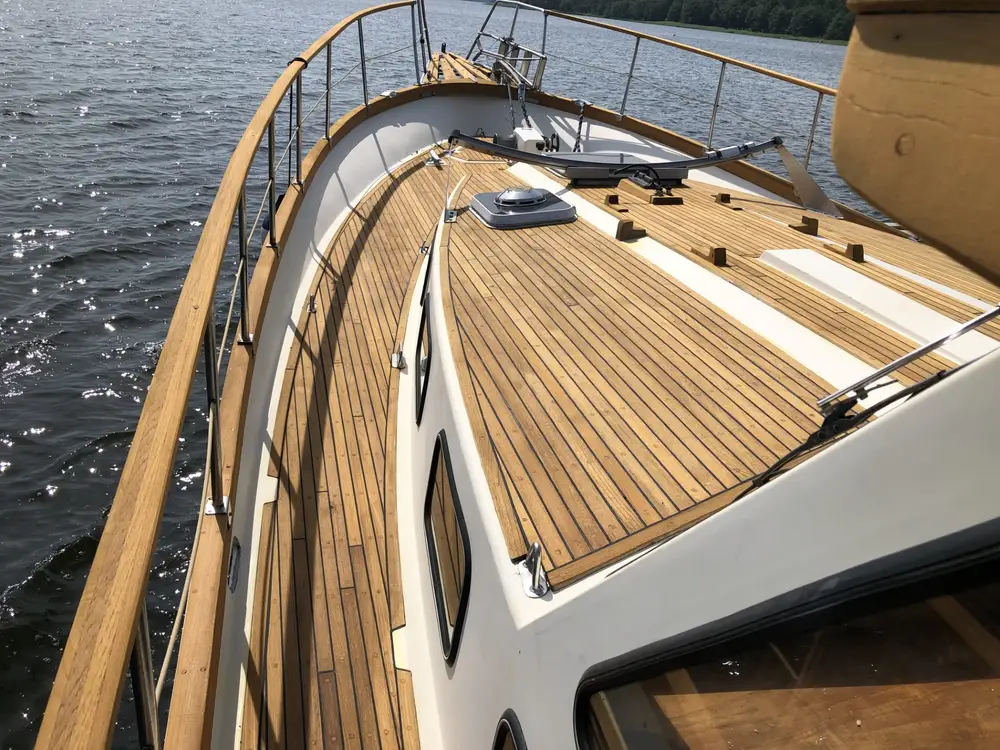 Teakdäck och överbyggnad på en Nauticat 44 till sjöss