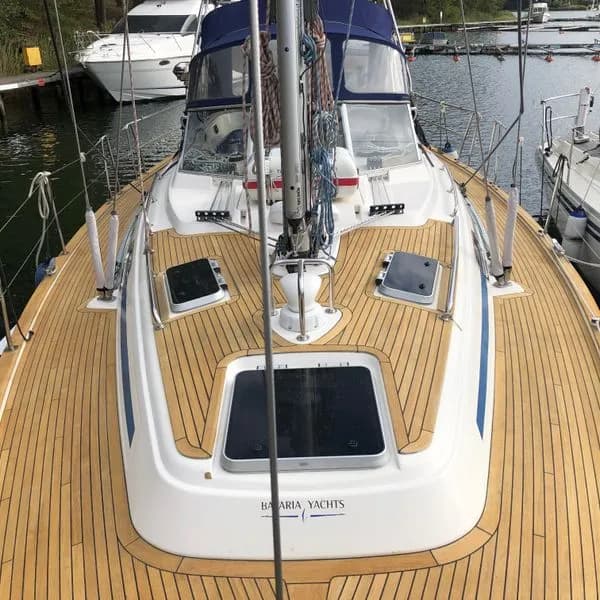 Nyslipat teakdäck på en Bavaria-segelbåt