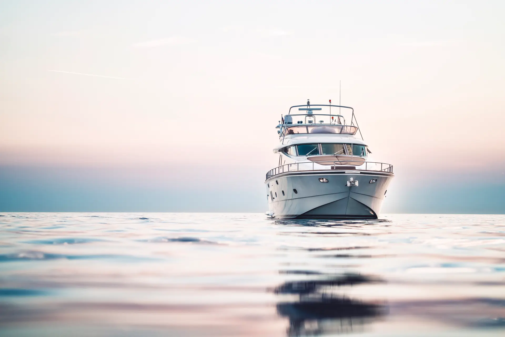 Motoryacht på öppet vatten i kvällsljus