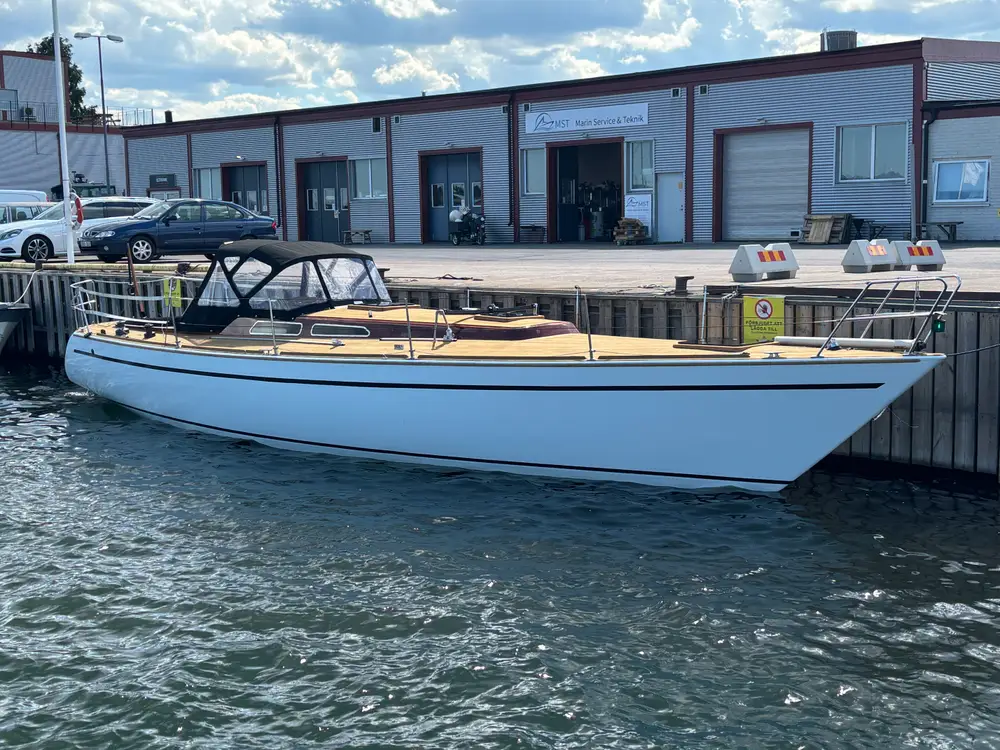 Sailboat with newly renovated deck at the service yard